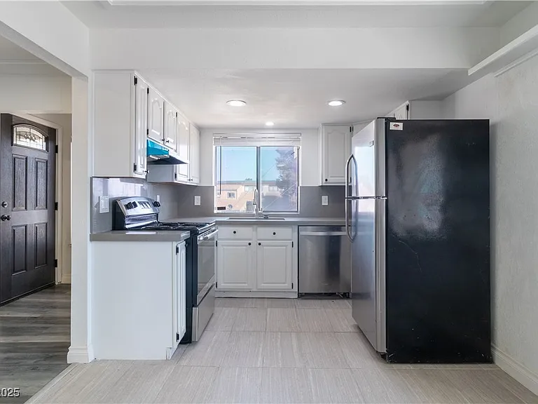 2200 Venus St #C — Photo 11