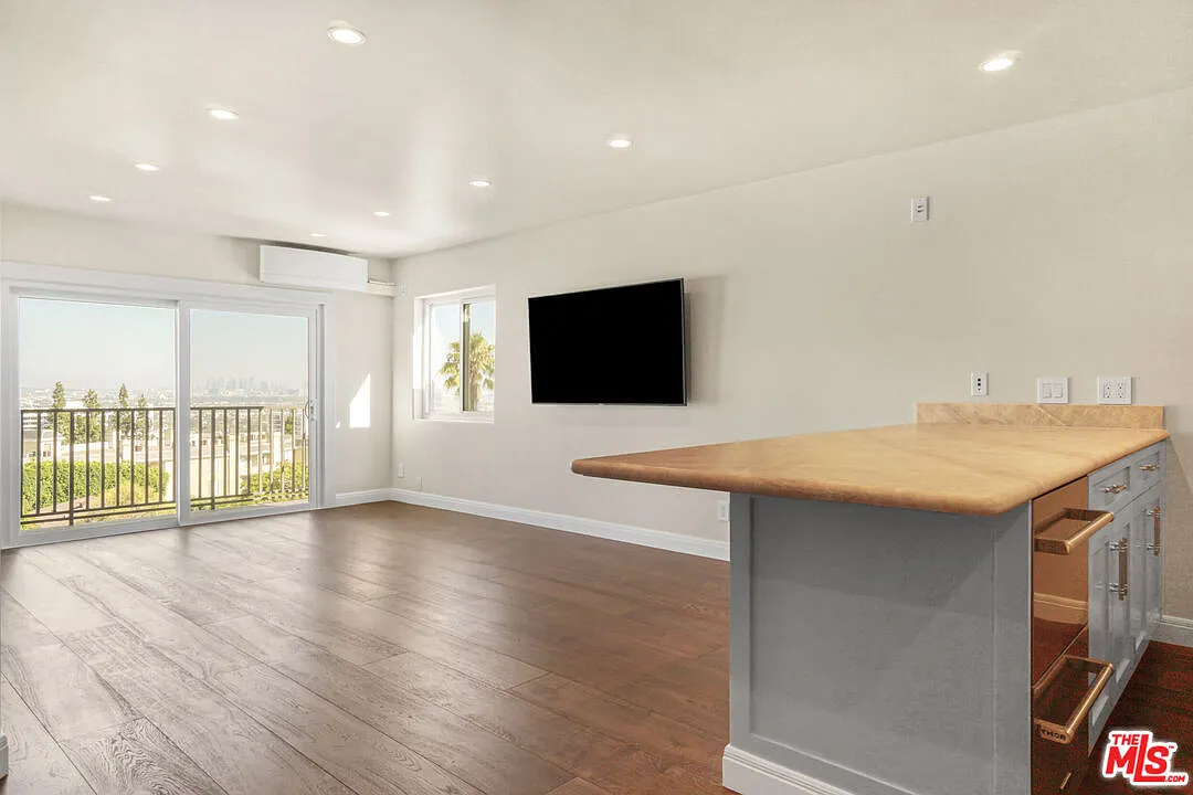 2 bed, 2.0 bath, 990 sqft, $4,800 — Photo 4