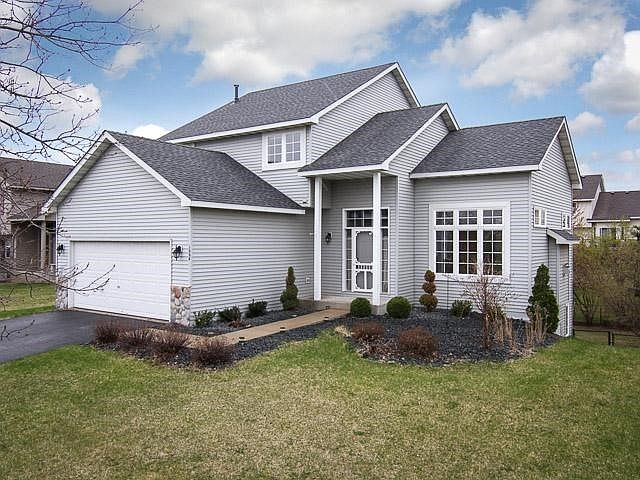 This home is located in a great Shakopee neighborhood near schools and shopping centers!