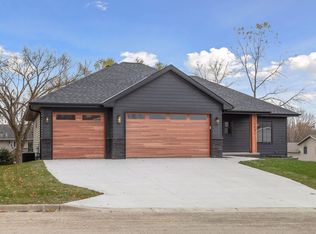 802 Dutton Dr, Ellendale, MN 56026