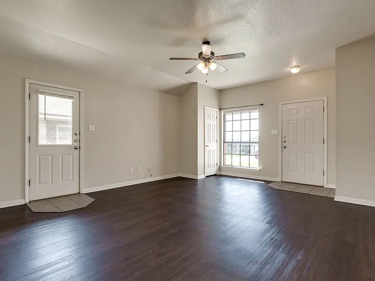 3606 Dustin Ct — Photo 4
