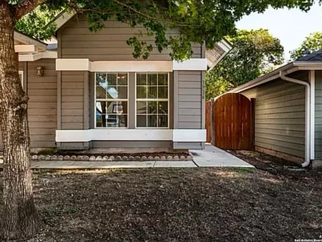 3 bed, 2.0 bath, 1395 sqft, $1,700 — Photo 2