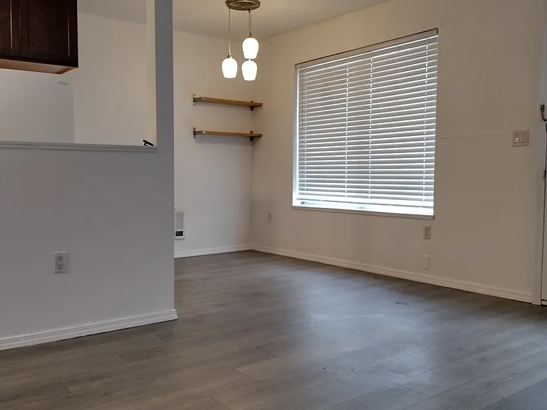 200 SW Florence Ave #D14 — Photo 2