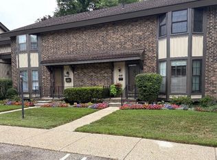 25073 Oakbrooke Dr, Southfield, MI 48033