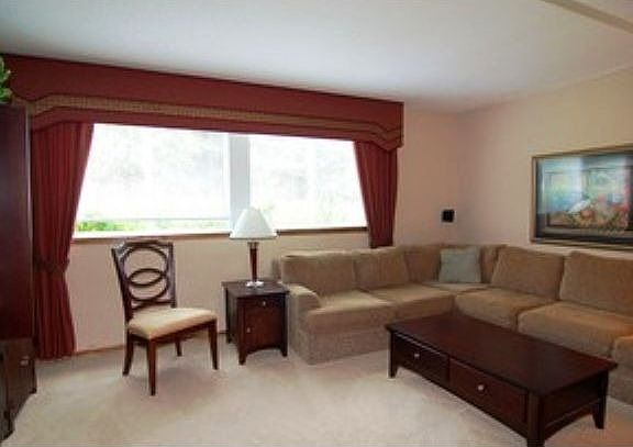 Comfortable livving room.