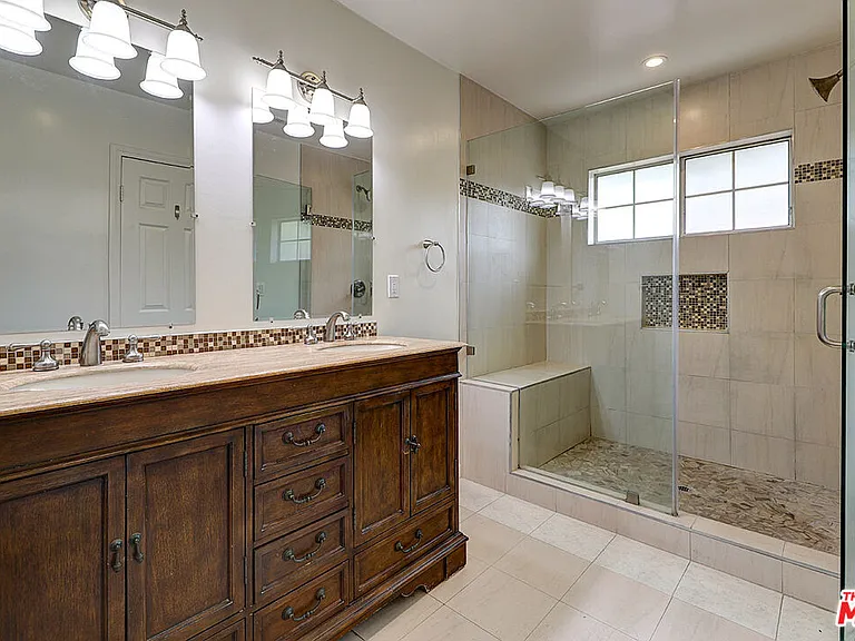 15601 Morrison St — Photo 10