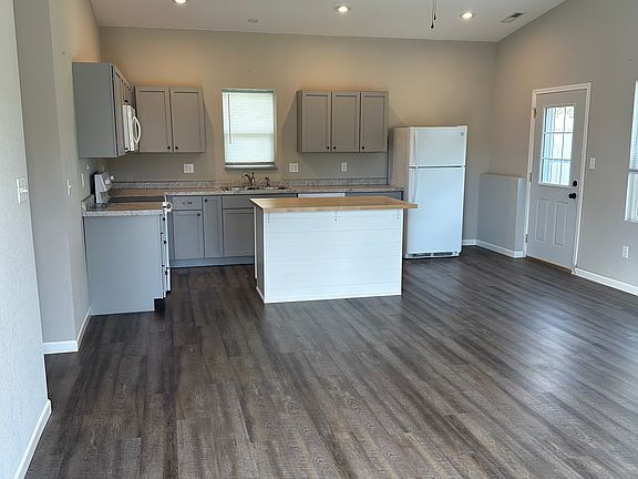 3rd image of 514 Boxwood Ln