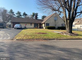 27 Sycamore Rd, Levittown, PA 19056