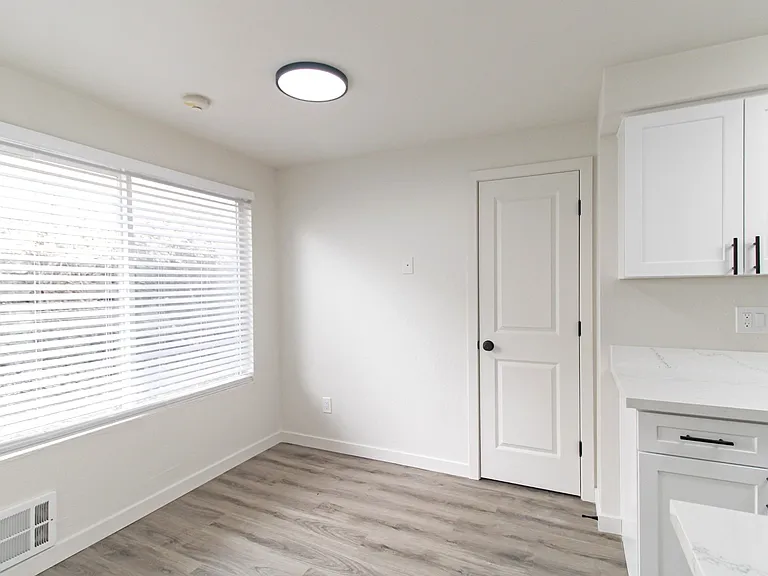 2 Bed 1 Bath - Dining Area