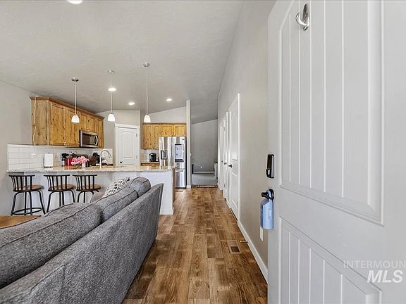 3rd image of 307 Crimson Cir S