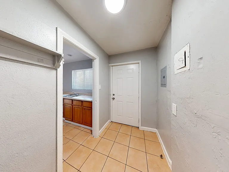 6625 Bancroft Ave — Photo 15