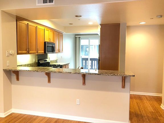 Kitchen with breakfast bar