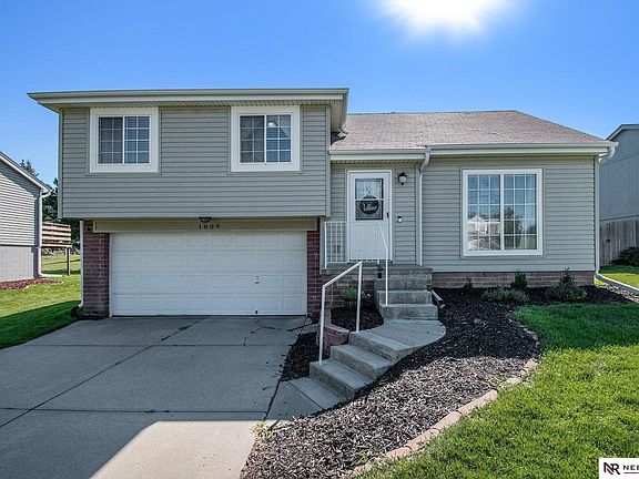 3rd image of 1009 Mesa Cir
