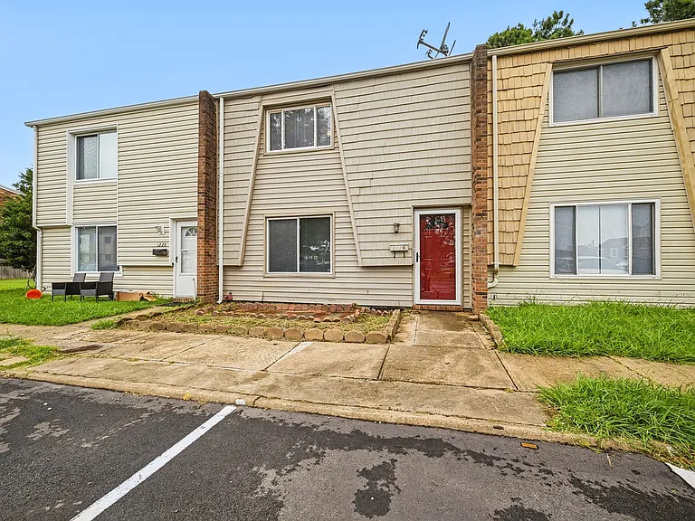 1216 Green Cedar Ln — Photo 2