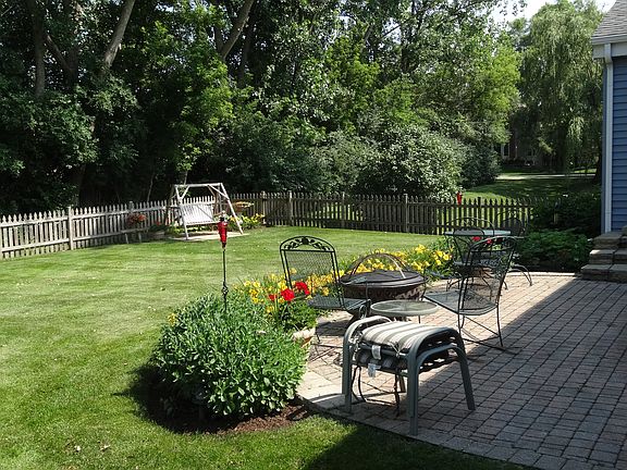 3rd image of 319 N Pondview Dr