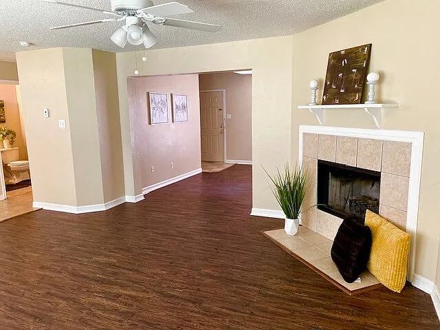 4 bed, 2.5 bath, 2419 sqft, $2,295 — Photo 4