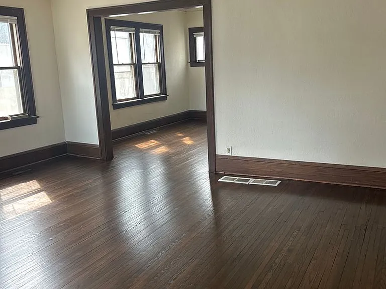903 Newton Ave N — Photo 5