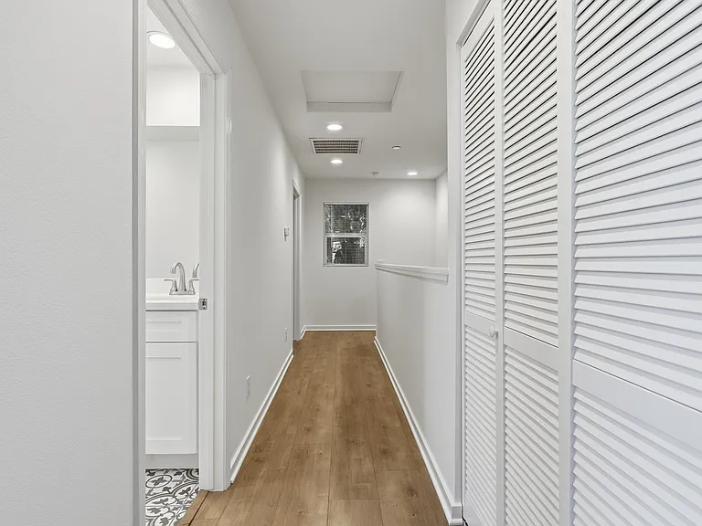 20220 Stagg St — Photo 12