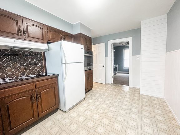 5th image of 415 W Broadway St