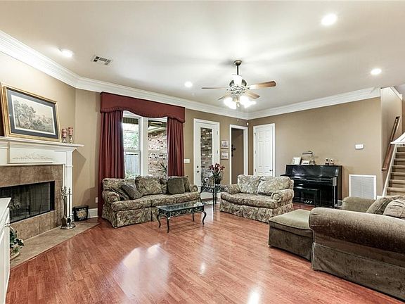 2nd image of 709 Marguerite Rd