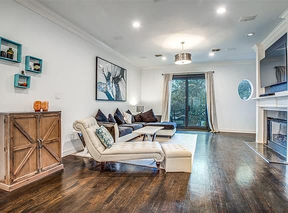 3rd image of 4240 Holland Ave