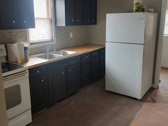 3rd image of 204 Oak St