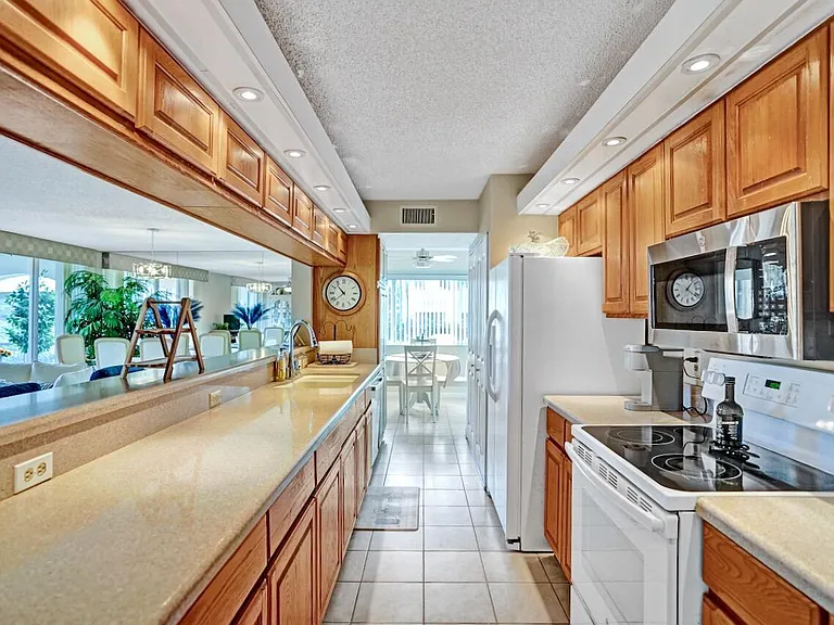 107 Half Moon Cir #H1 — Photo 11