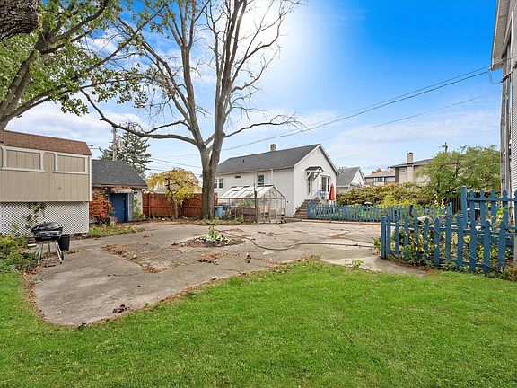 3rd image of 940 Troost Ave