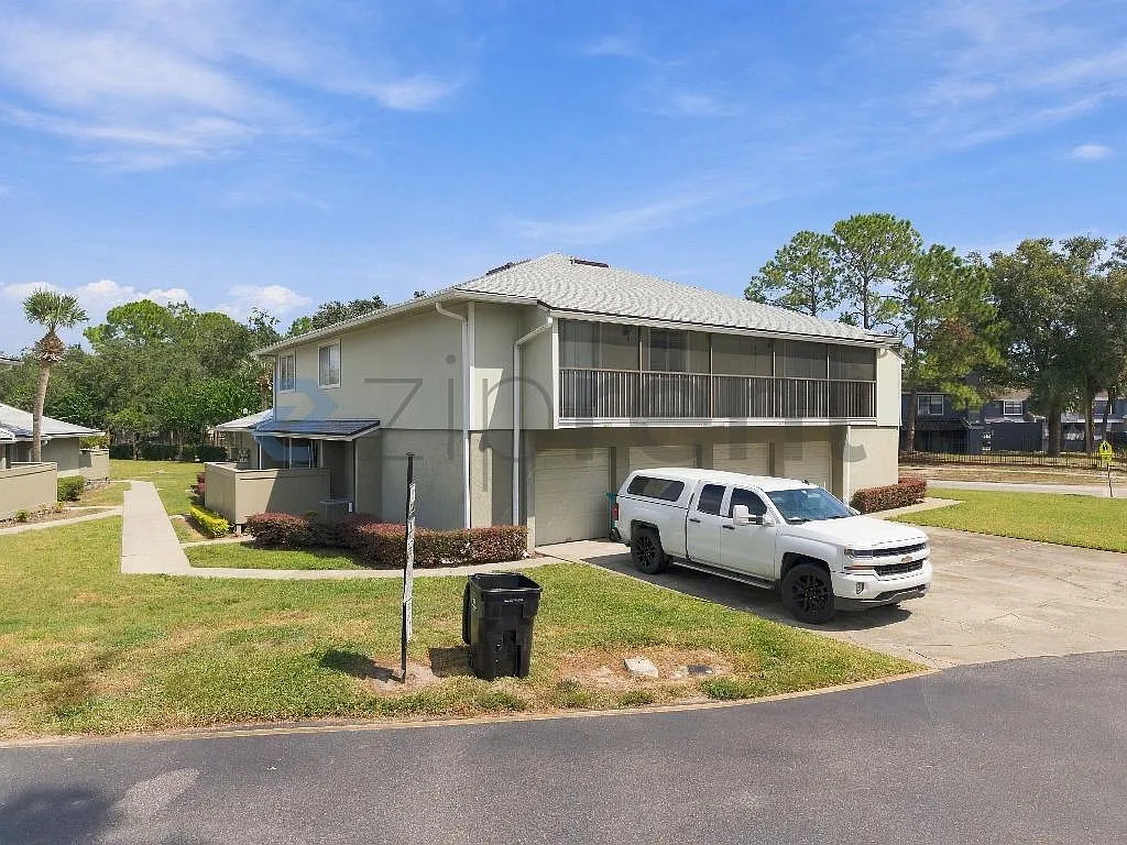 2 bed, 960 sqft, $1,800 — Photo 2