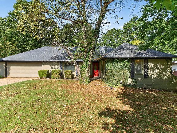 2nd image of 939 E Oaks Manor Dr