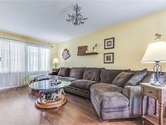 4th image of 527 Country Club Ln