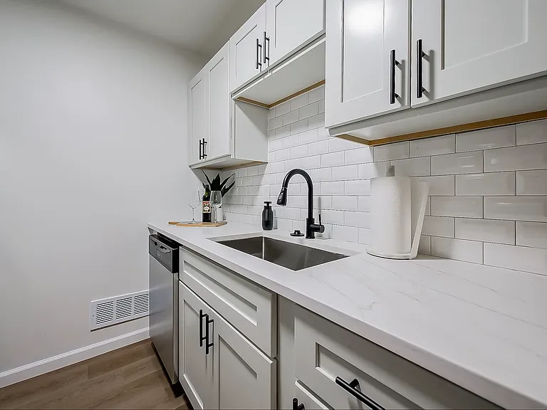All New Luxury Living In Plymouth — Photo 9