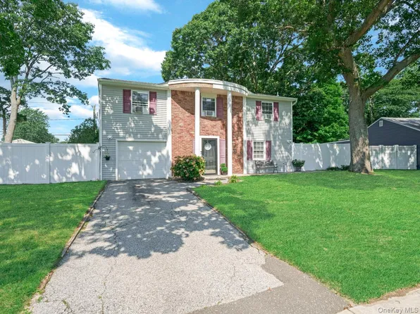 10 Corvair Lane, Selden, NY 11784