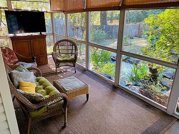 Screened-in Porch