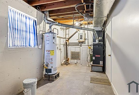 3rd image of 2836 Creek Ln NE