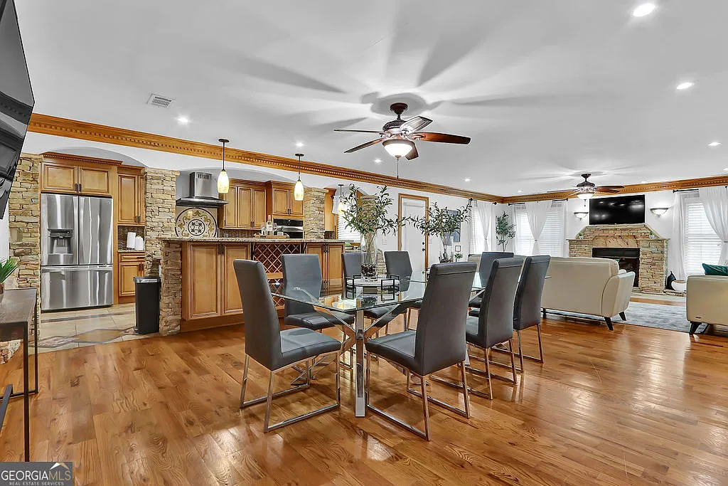 6 bed, 4.0 bath, 4490 sqft, $10,000 — Photo 3