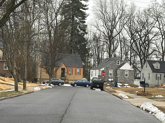 5th image of 323 Sylvan Ave