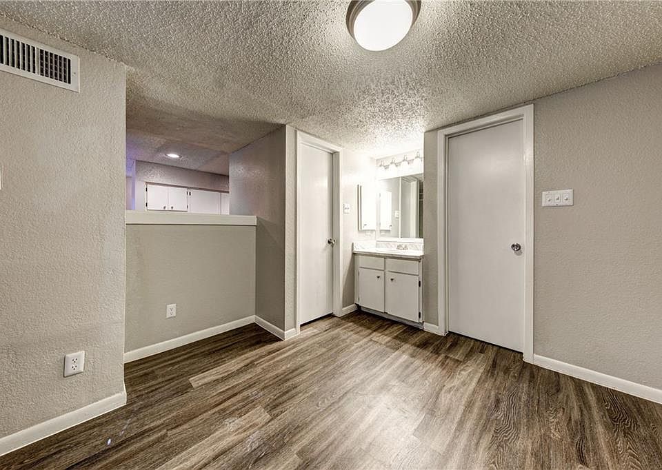 2nd image of 2406 Bluebonnet Ln APT 309
