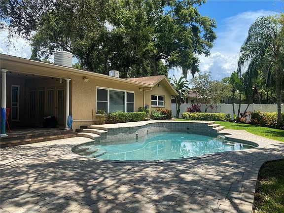 5th image of 930 Rolling Hills Dr