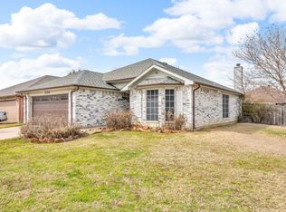 2104 Southwood Trl, Grand Prairie, TX 75052