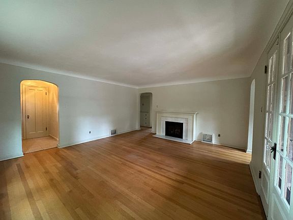 4th image of 660 S Alcott St