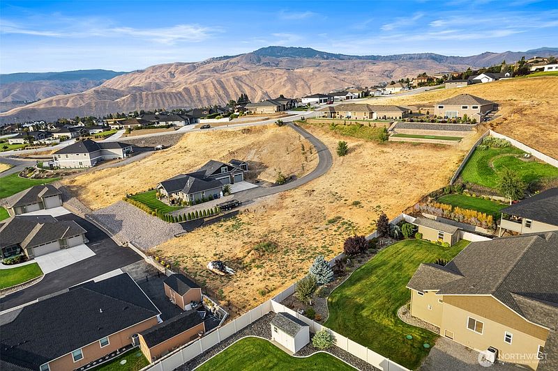 4th image of 874 Autumn Crest Drive