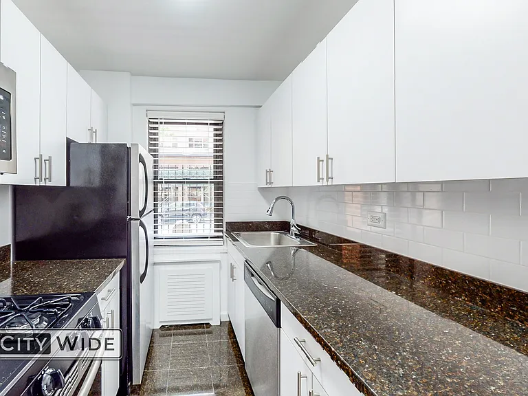 405 E 56th St #2E — Photo 3