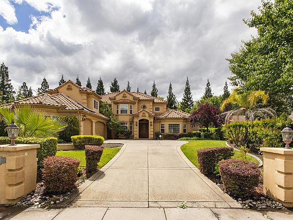 5th image of 9003 Cedar Ridge Dr