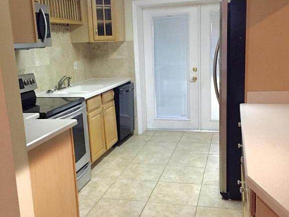4th image of 842 Parker St