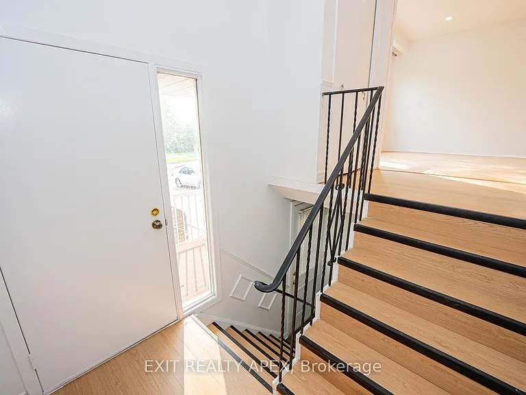 122 Centre St N — Photo 8
