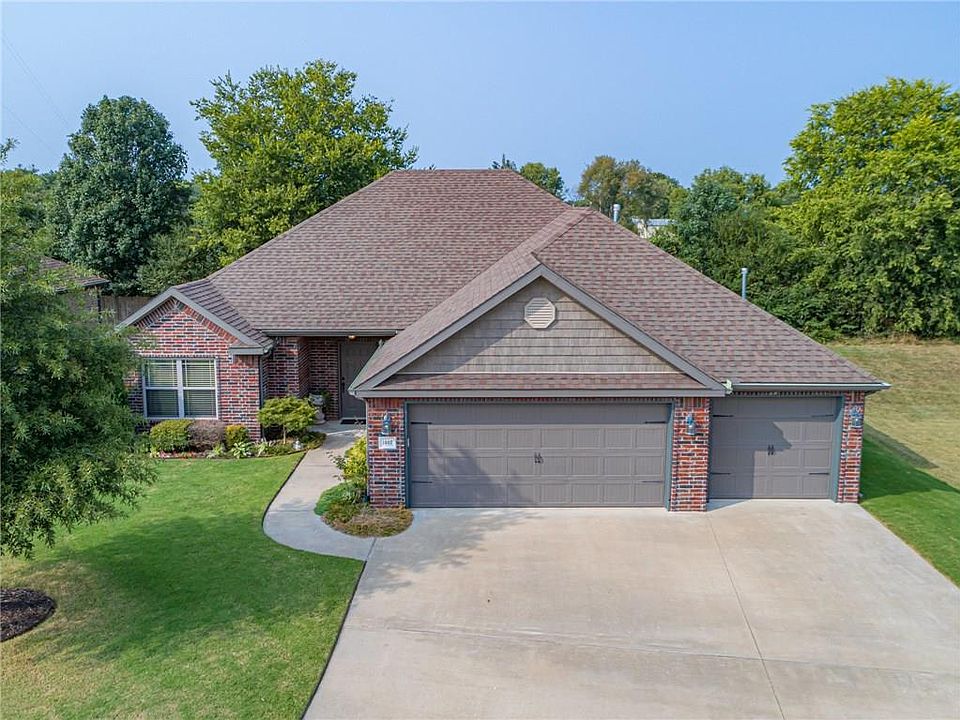 1st image of 1407 W Walker Dr