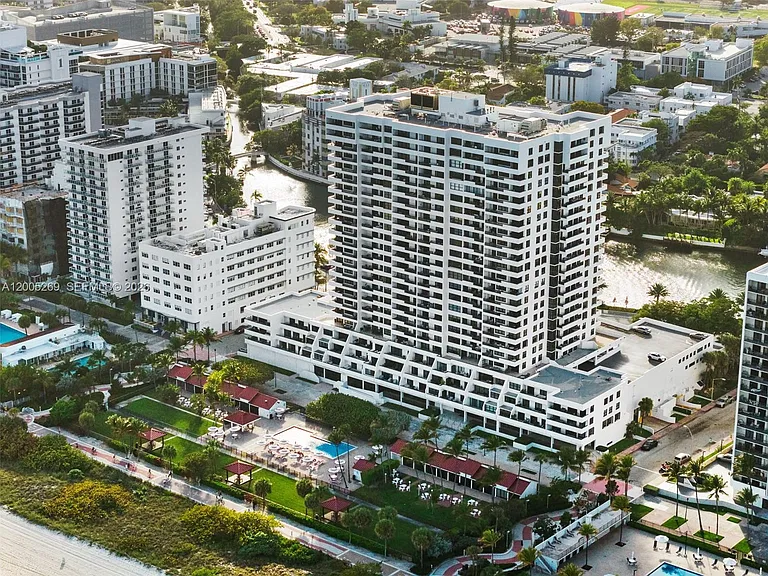 2555 Collins Ave #1002 — Photo 43