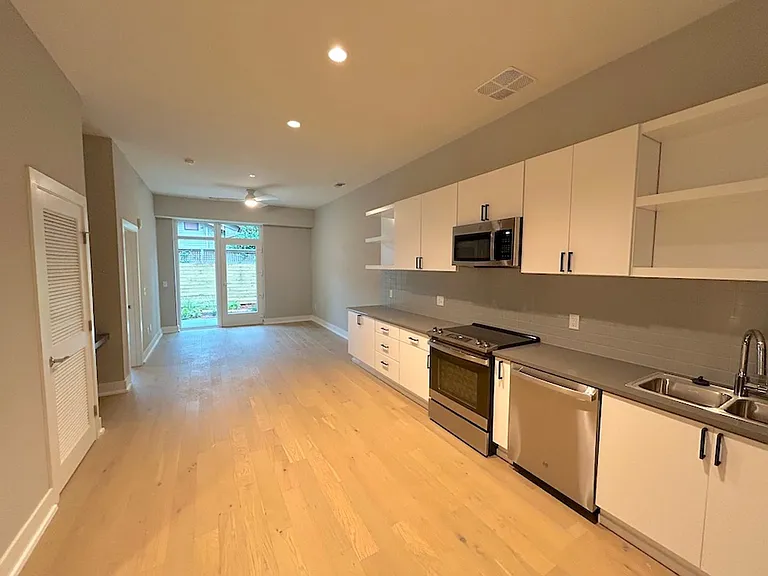 601 E 39th Street — Photo 86
