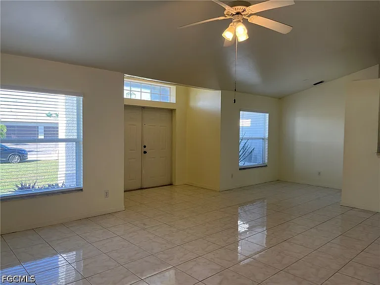 1721 SW 16th Ter — Photo 2